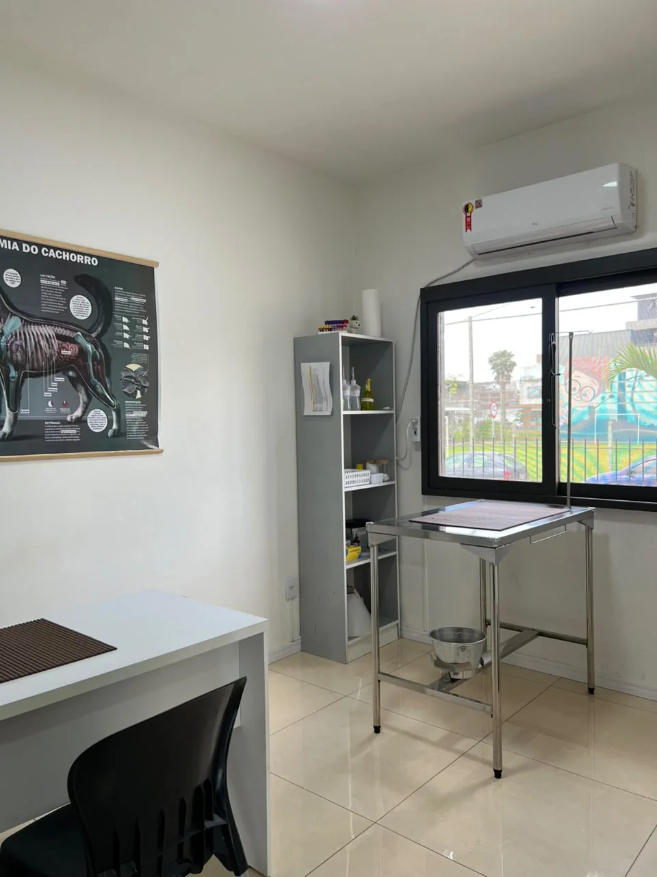 Consultório exclusivo para cães, equipado com mesa de atendimento e ar-condicionado